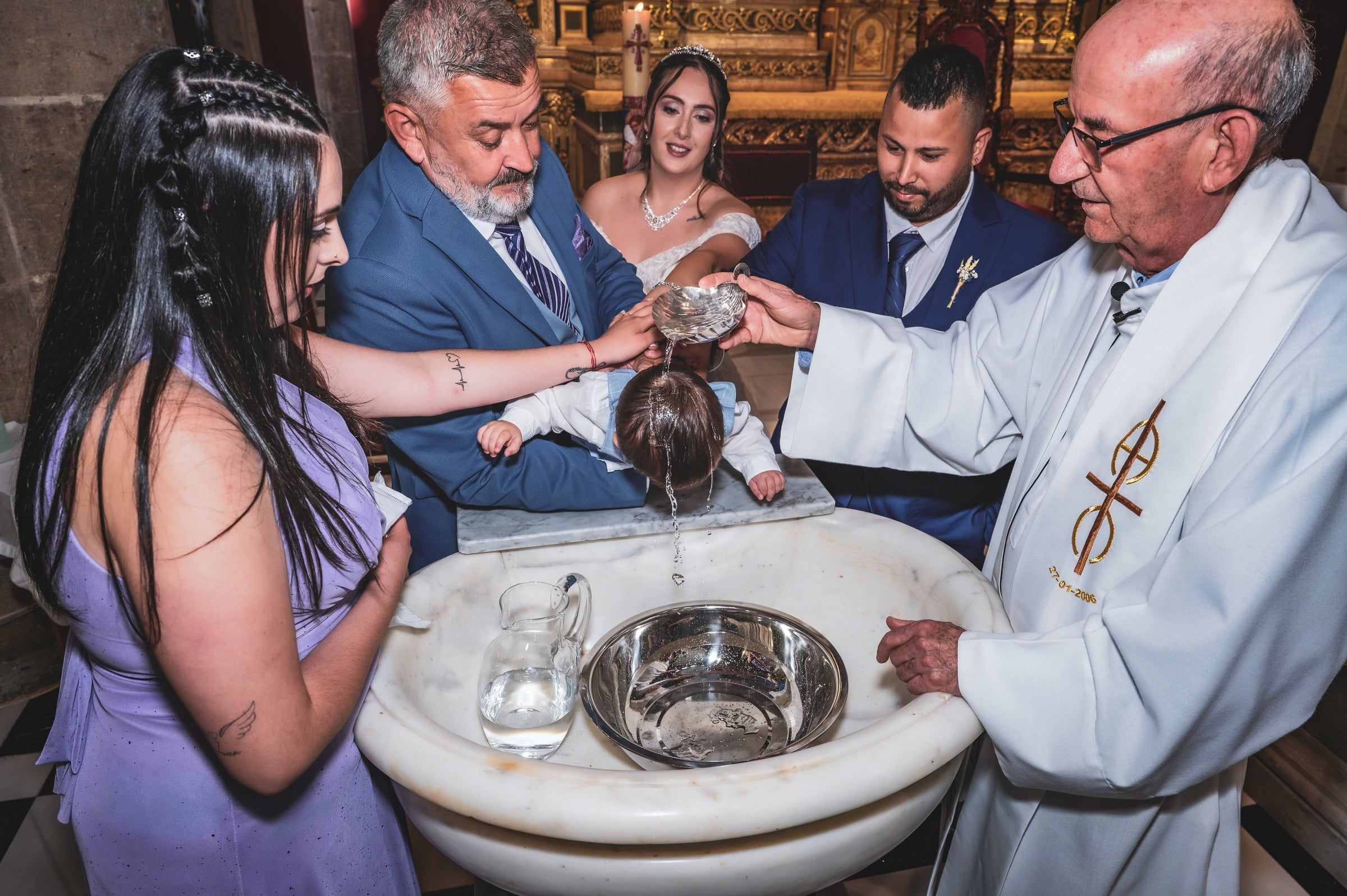 Un bautizo en la iglesia.