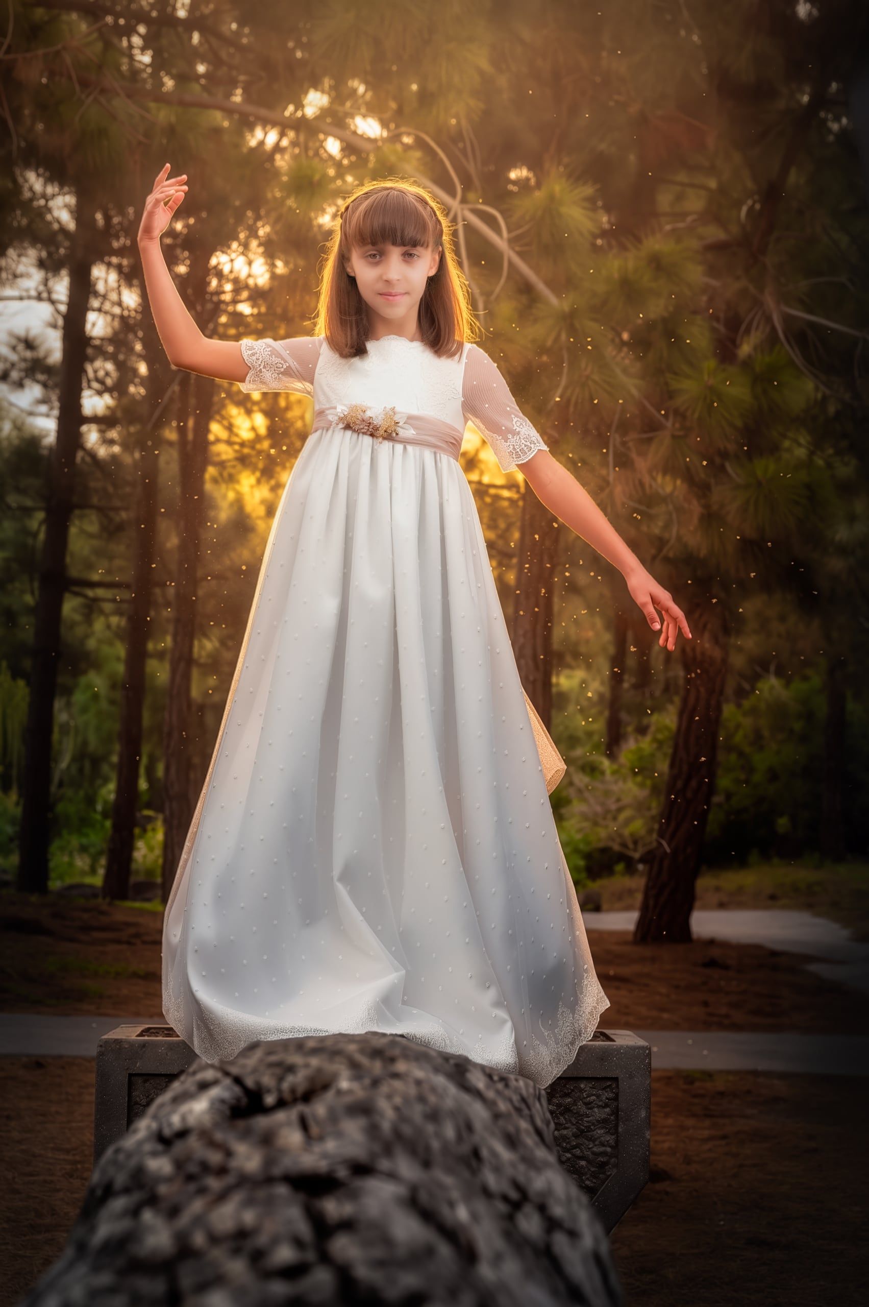 Niña con vestido de comunión.