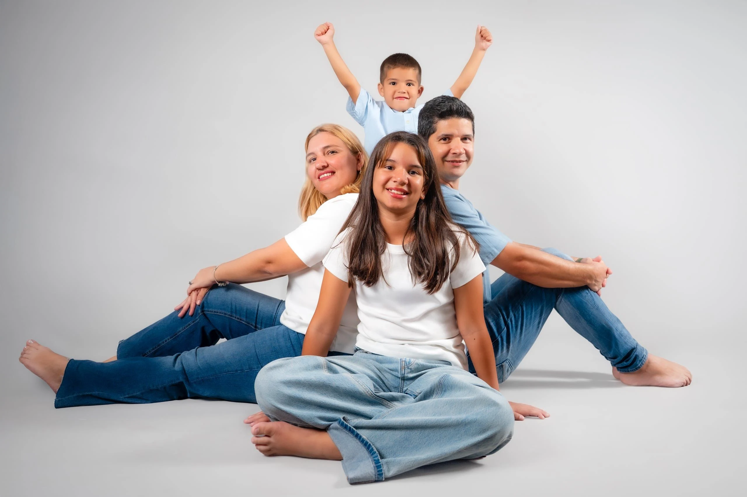 Familia de cuatro personas comparte un momento divertido en el estudio.
