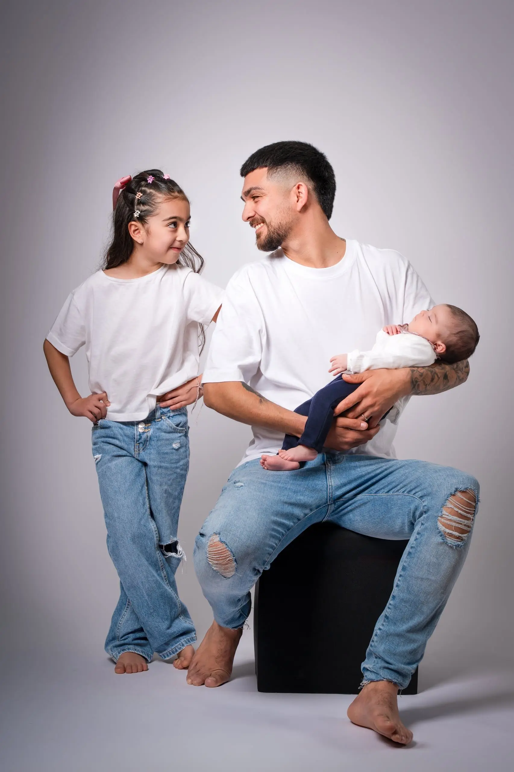 Familia con bebé retratada en el estudio.