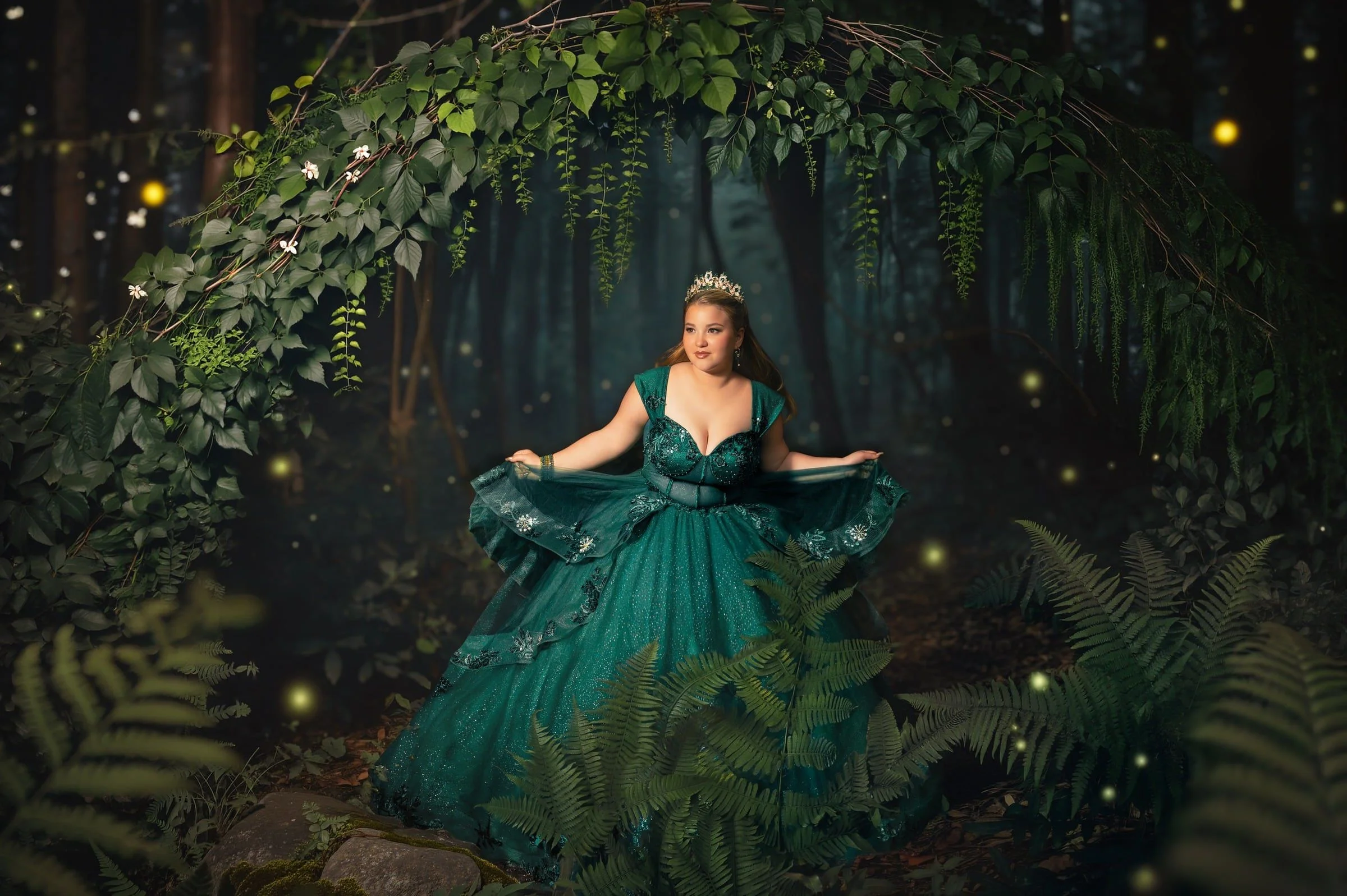 Retrato Fine Art con vestido verde en un escenario floral de fantasía.