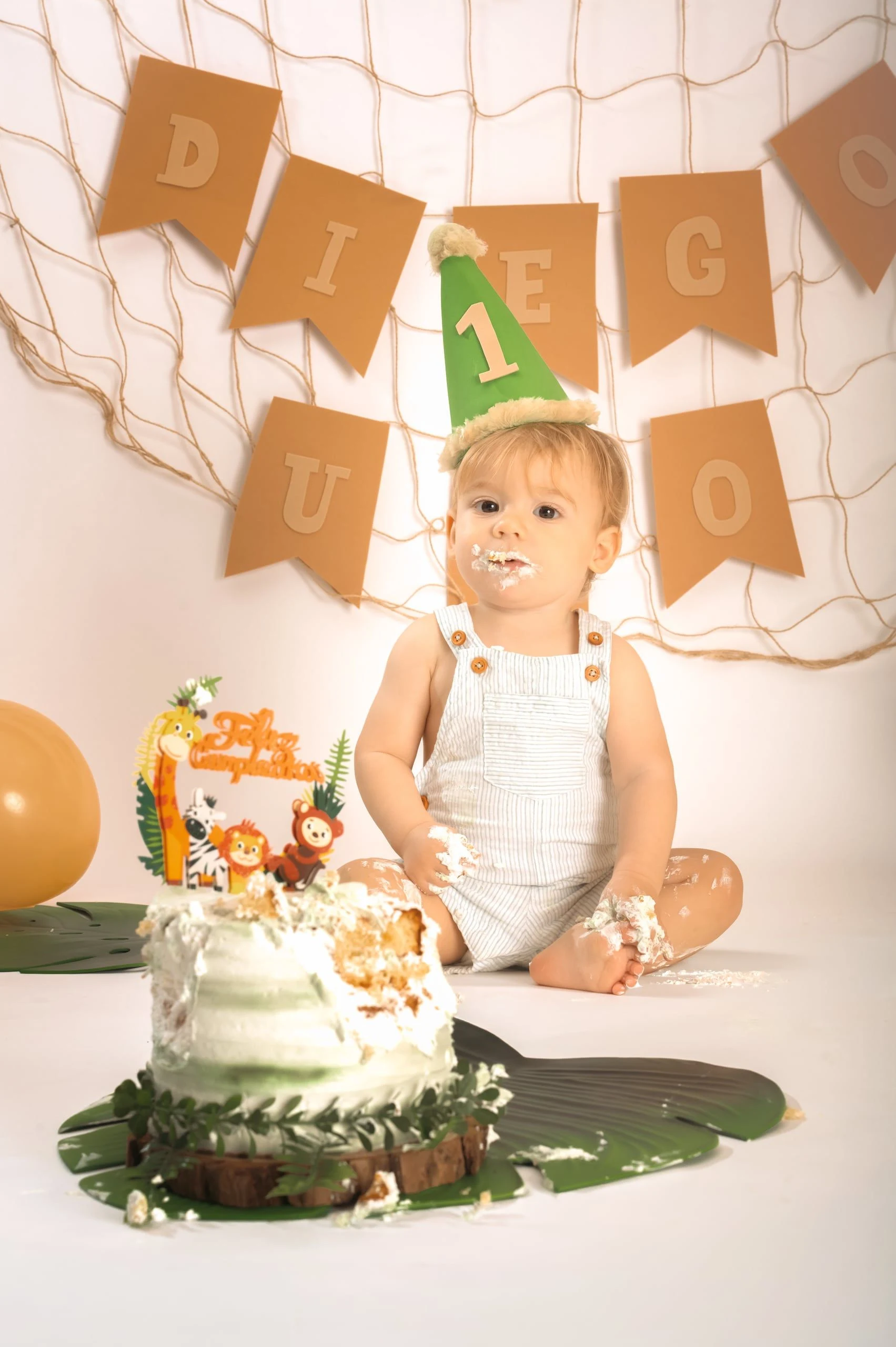 Bebé explora la tarta durante una sesión Smash Cake.