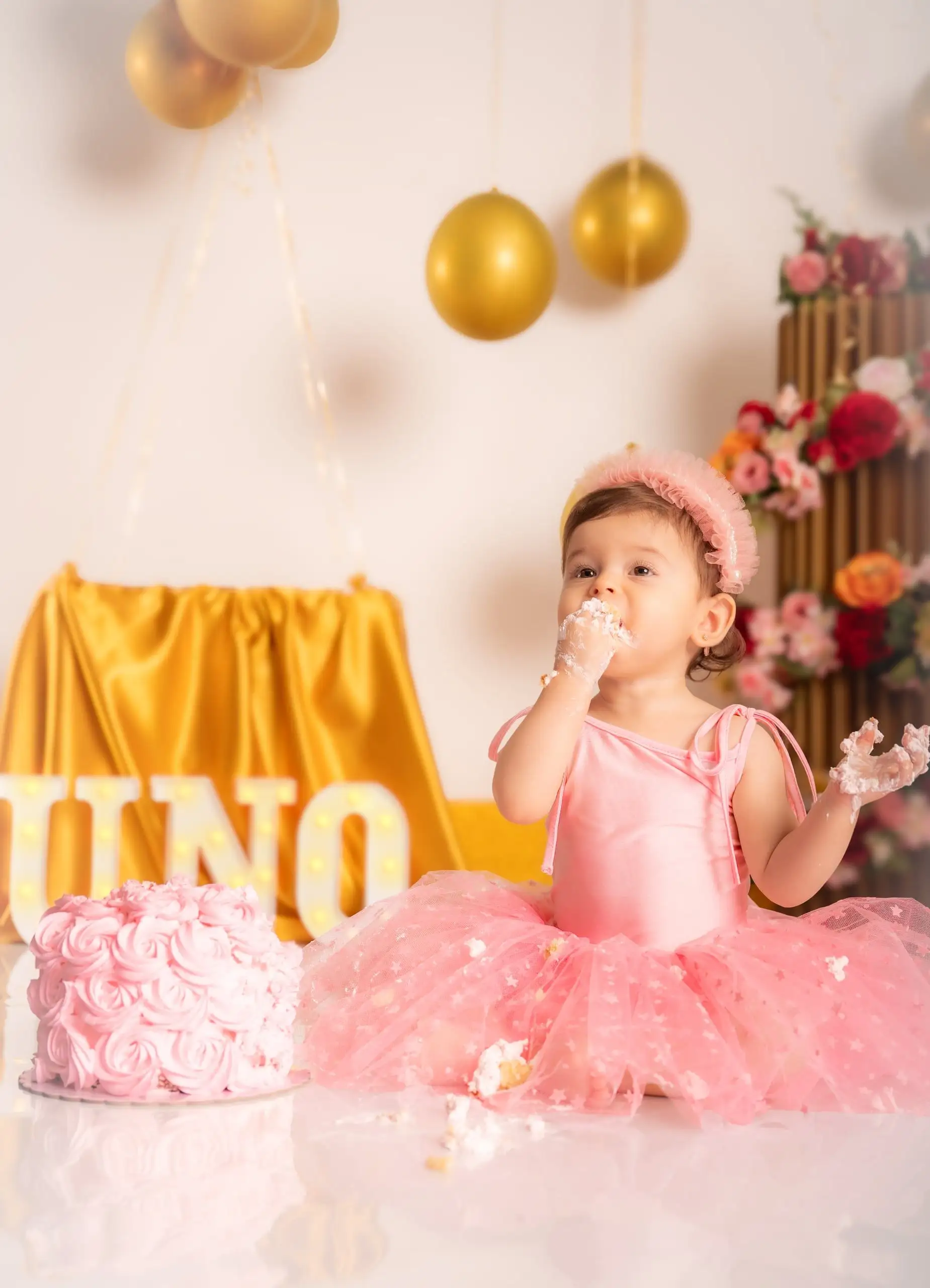 Bebé disfrutando de su tarta rosa en una sesión Smash Cake en Las Palmas.