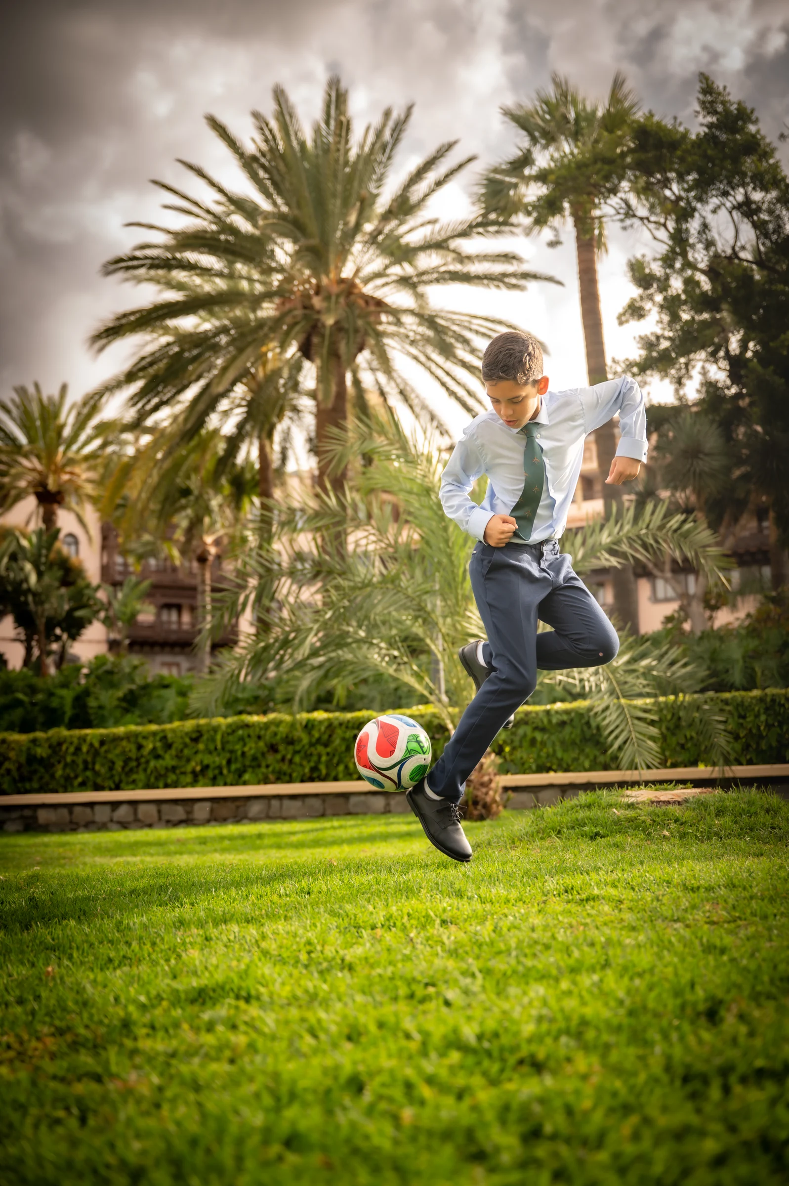 Niño jugando al fútbol durante una sesión infantil.