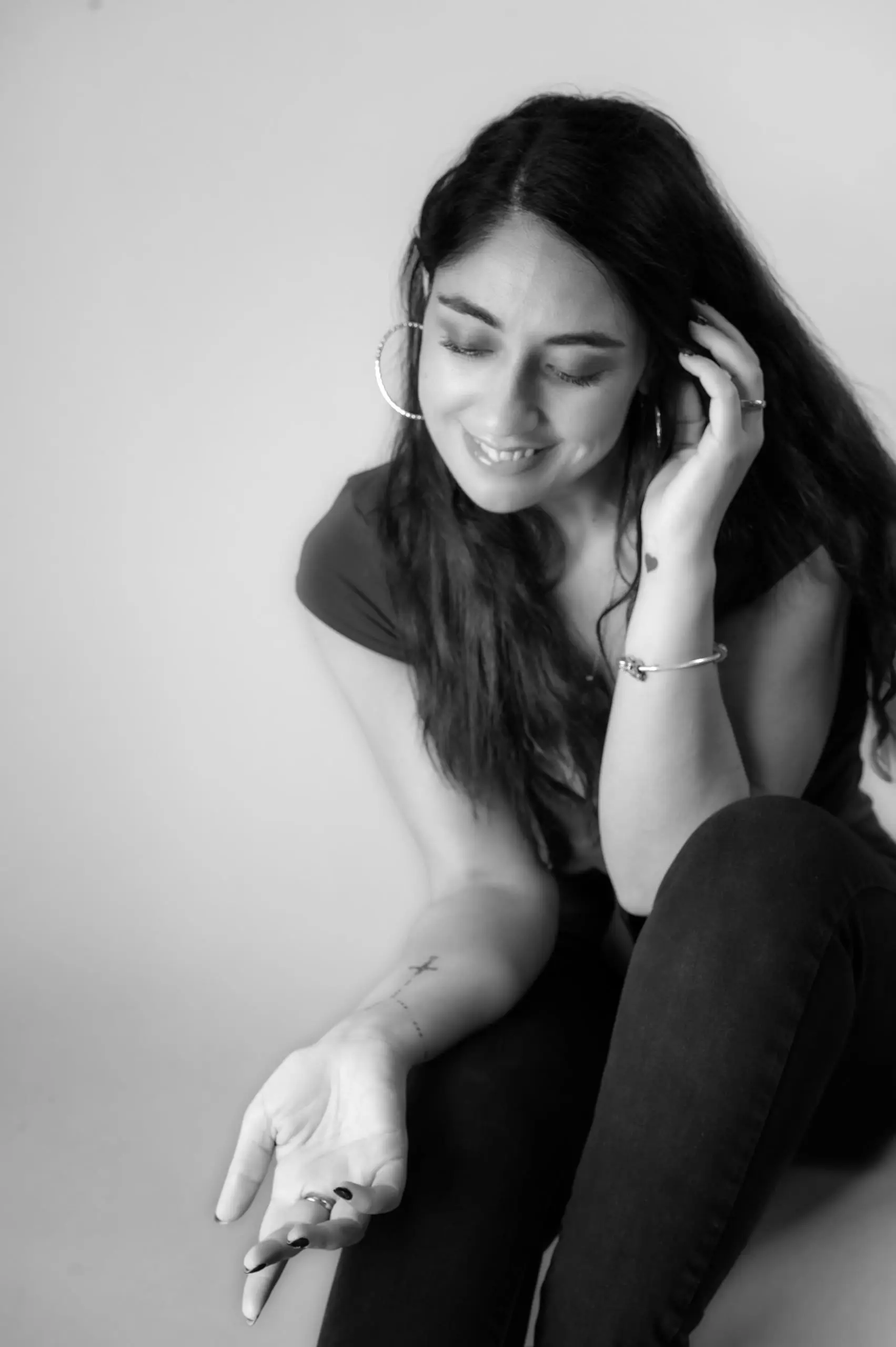 Mujer sentada en un retrato en blanco y negro.
