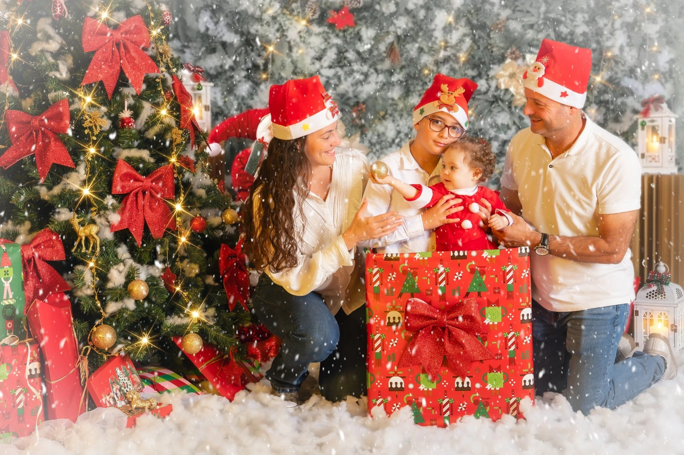 Padres se acercan a su hija pequeña entre regalos y un árbol de Navidad.