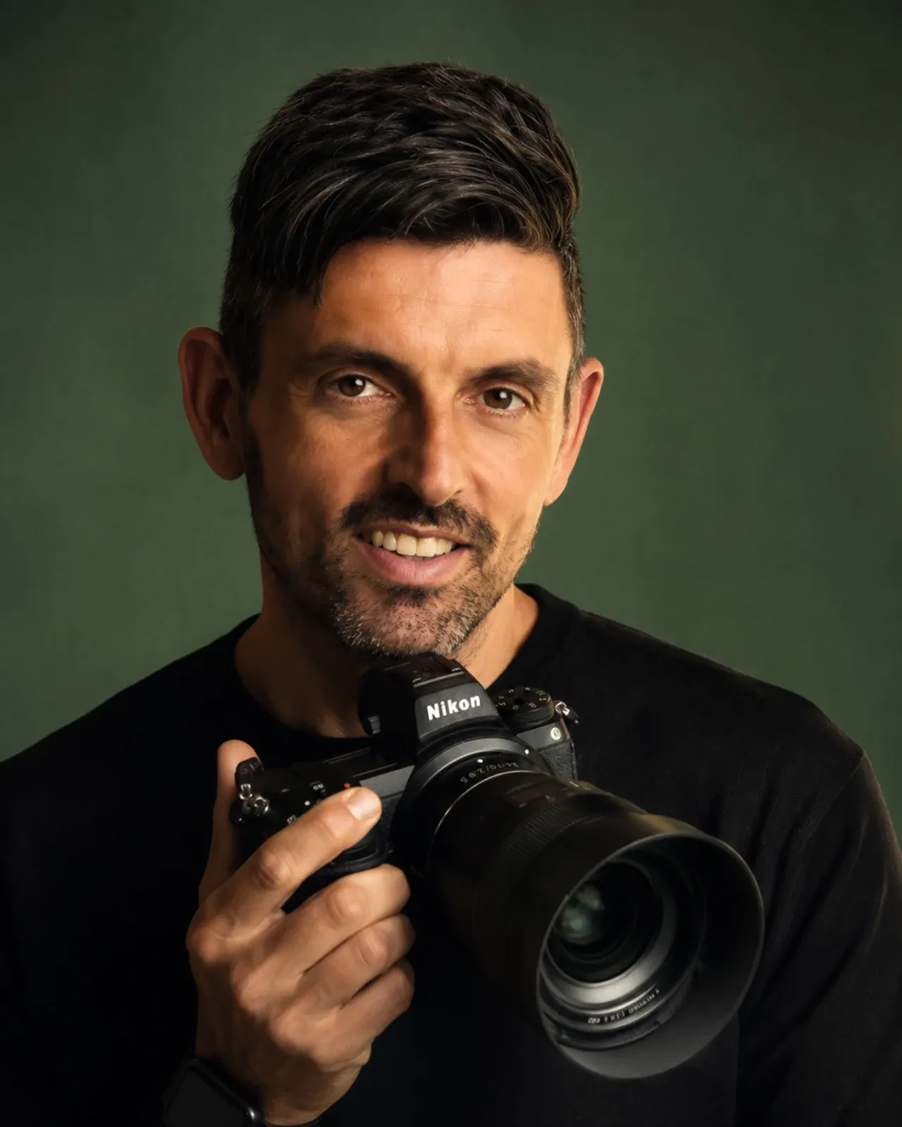 Pietro, fotógrafo del estudio MagIArt, con su cámara