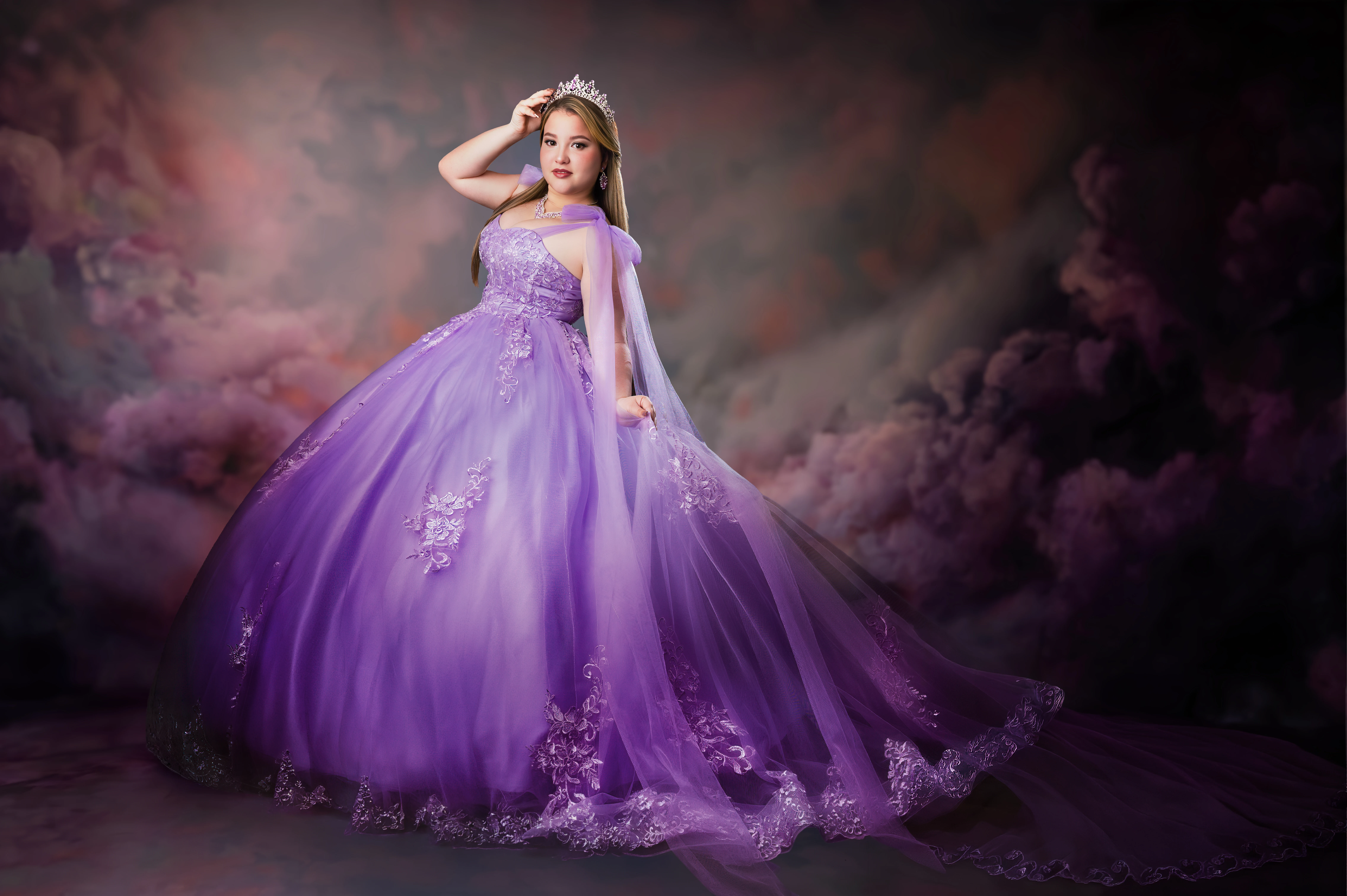 Quinceañera con vestido lila en un escenario de fantasía entre nubes.