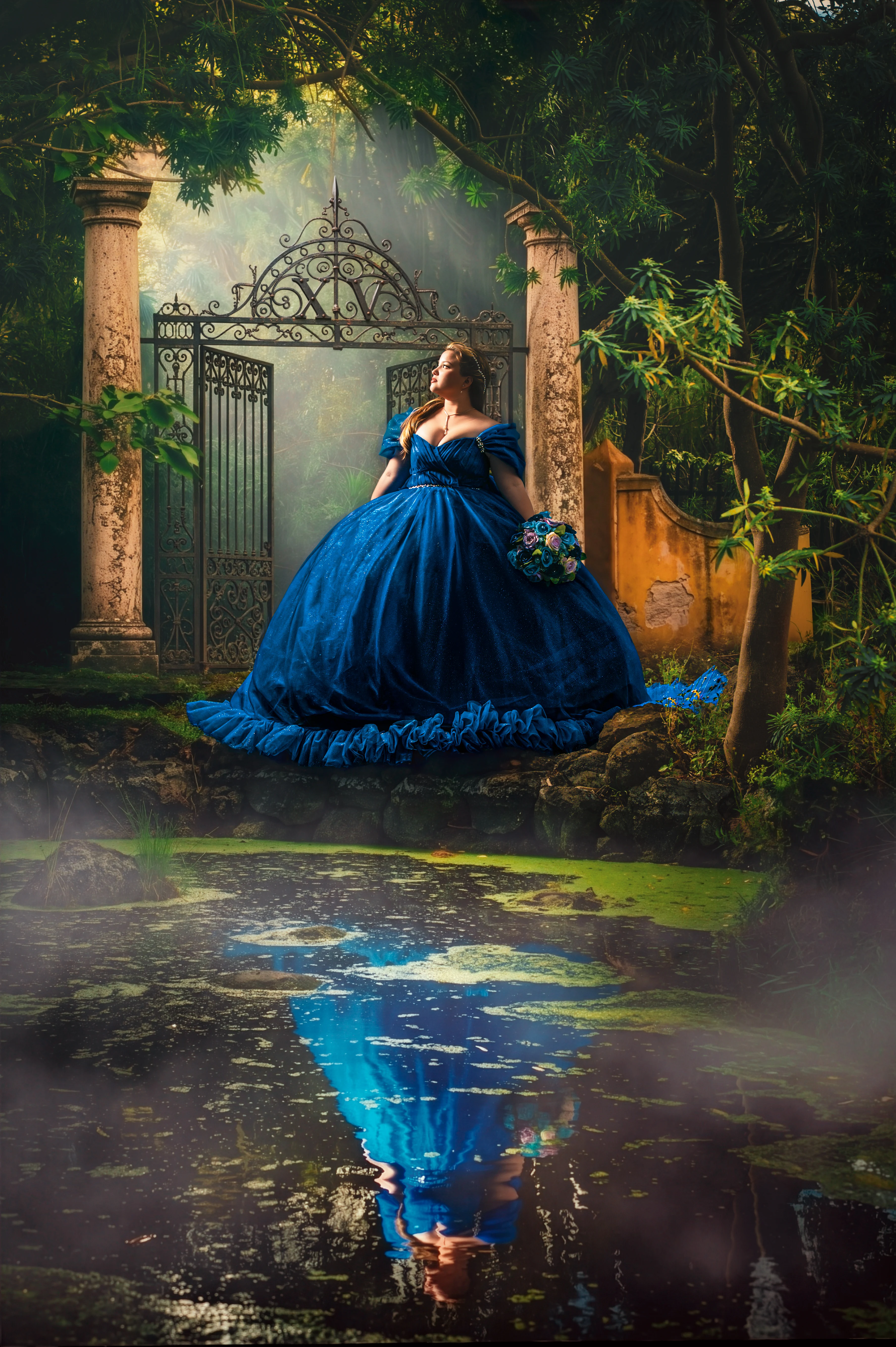 Quinceañera con vestido azul en un jardín rodeado de flores.