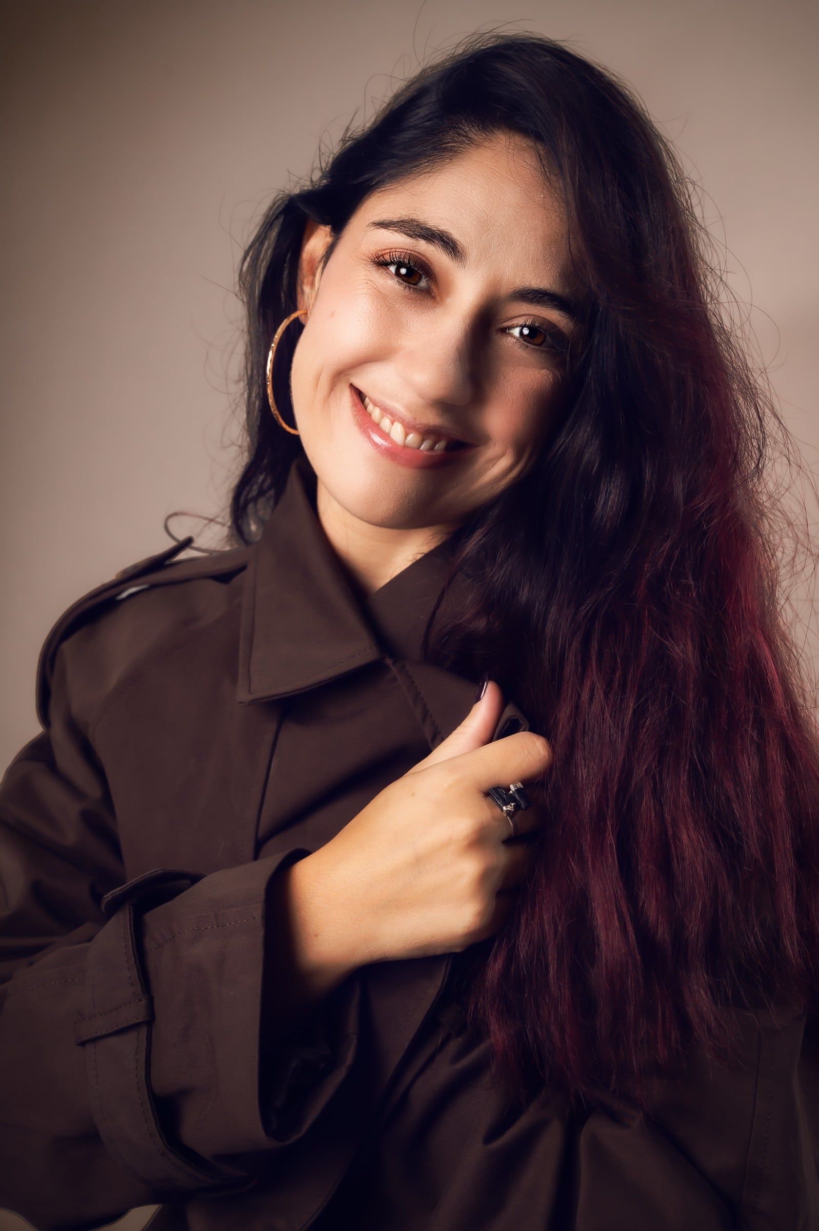Mujer sonriente en un retrato de luz cálida.