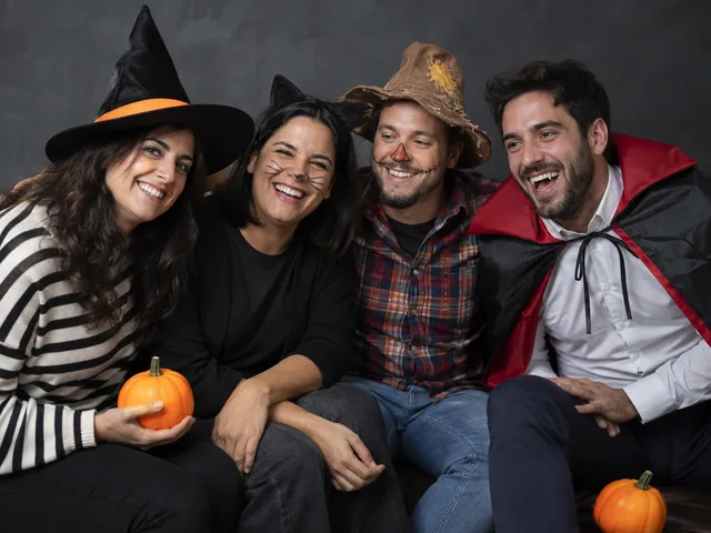 El mejor plan con amigos. Ejemplo ilustrativo de disfraz en estudio.