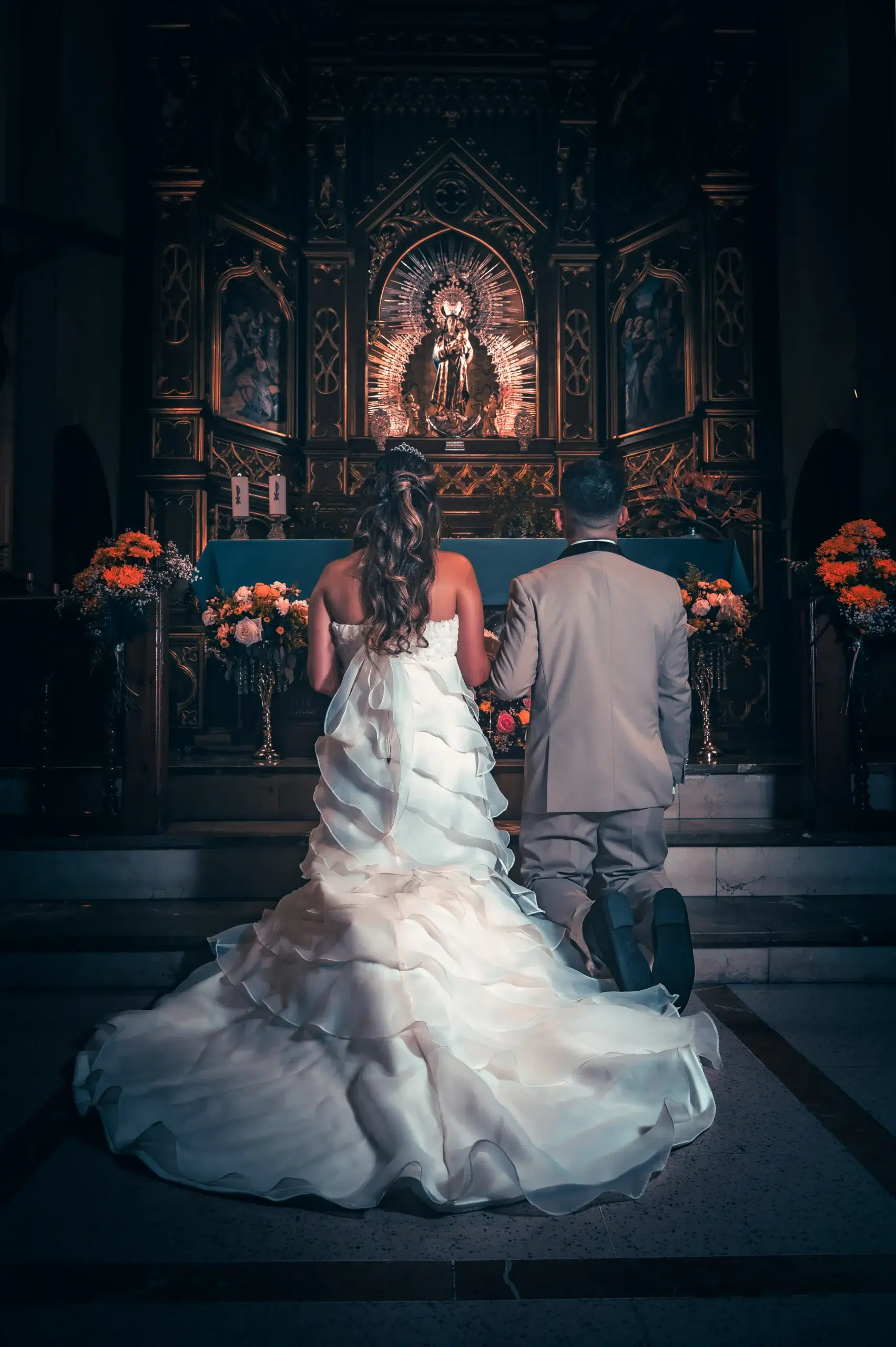 Novia y novio arrodillados ante el altar durante una boda en una iglesia de Gran Canaria