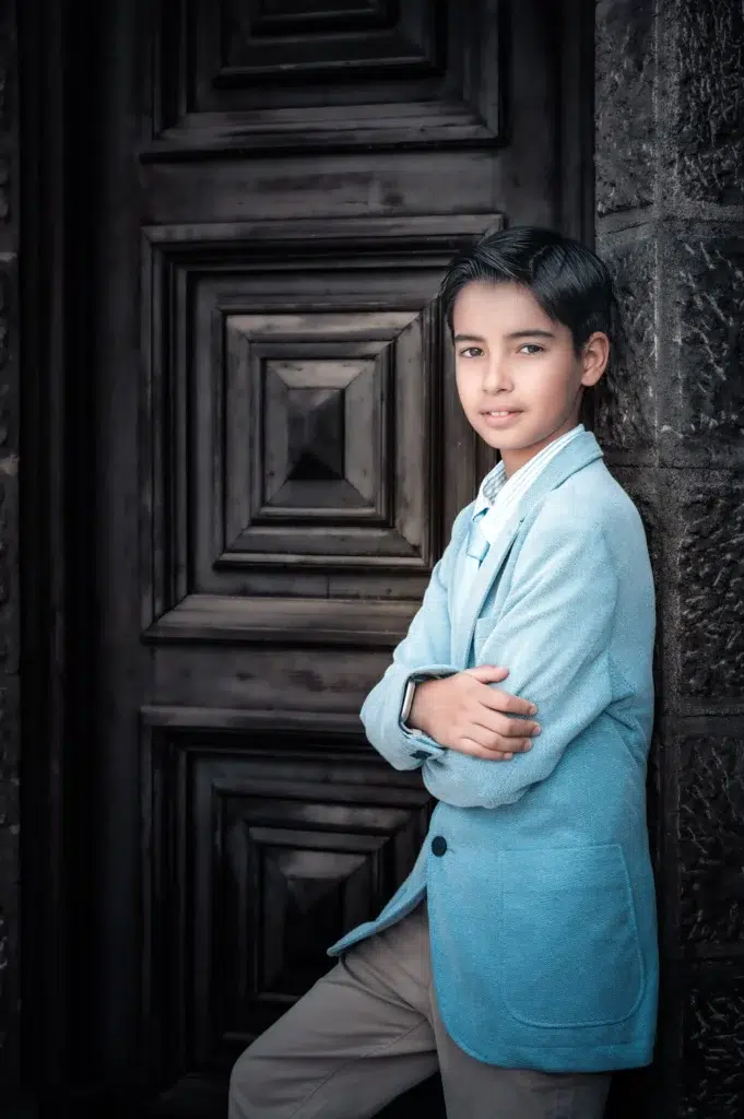 Niño con traje azul durante una sesión fotográfica de Primera Comunión en Gran Canaria