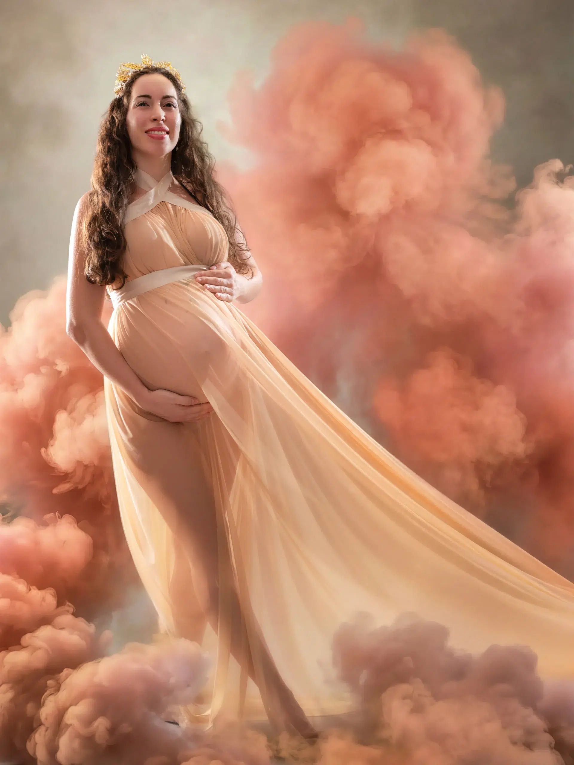 Mujer embarazada con vestido beige y corona rodeada de humo rosa