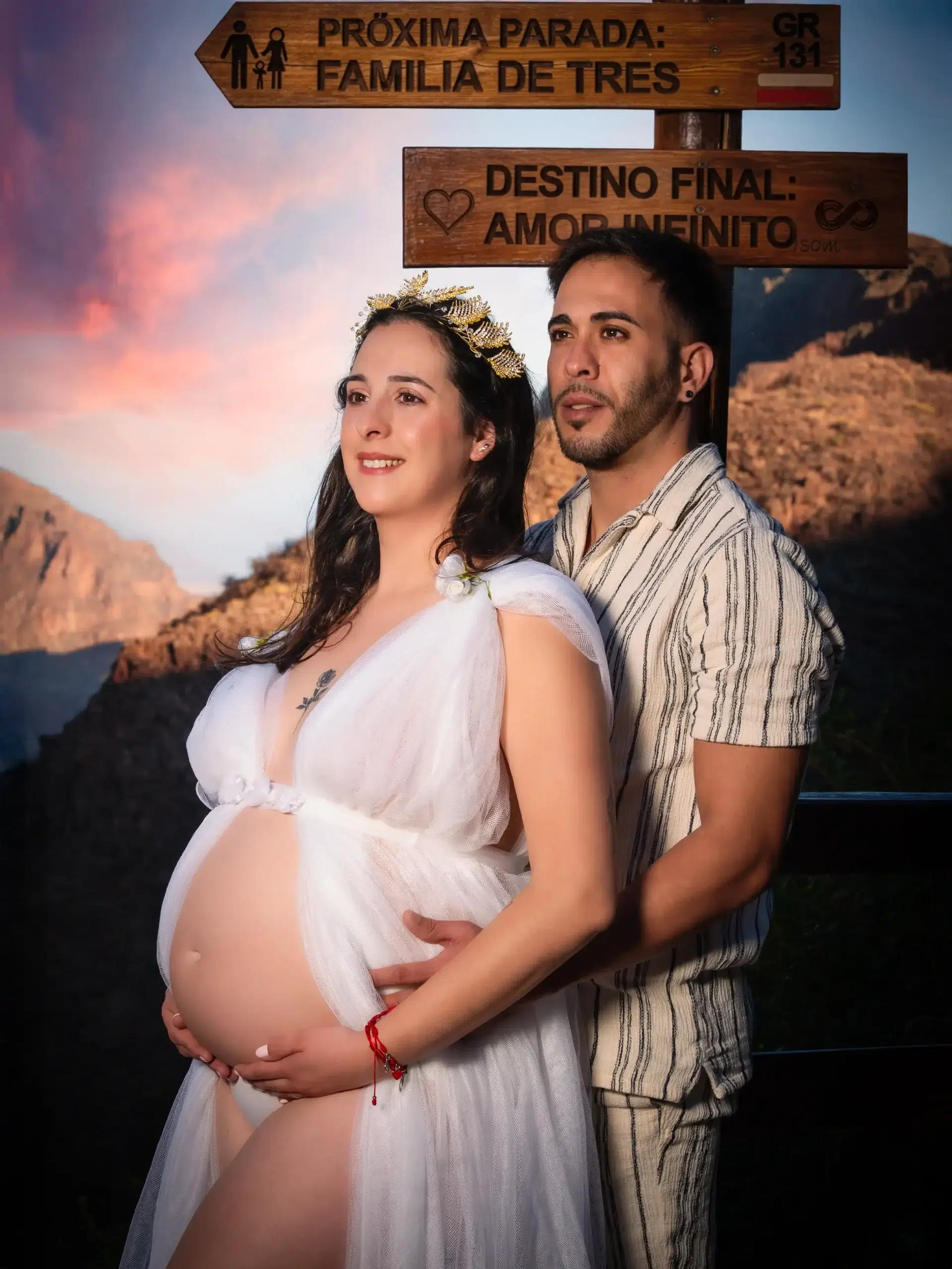 Mujer embarazada acompañada de su pareja durante una sesión fotográfica en un mirador de Gran Canaria.