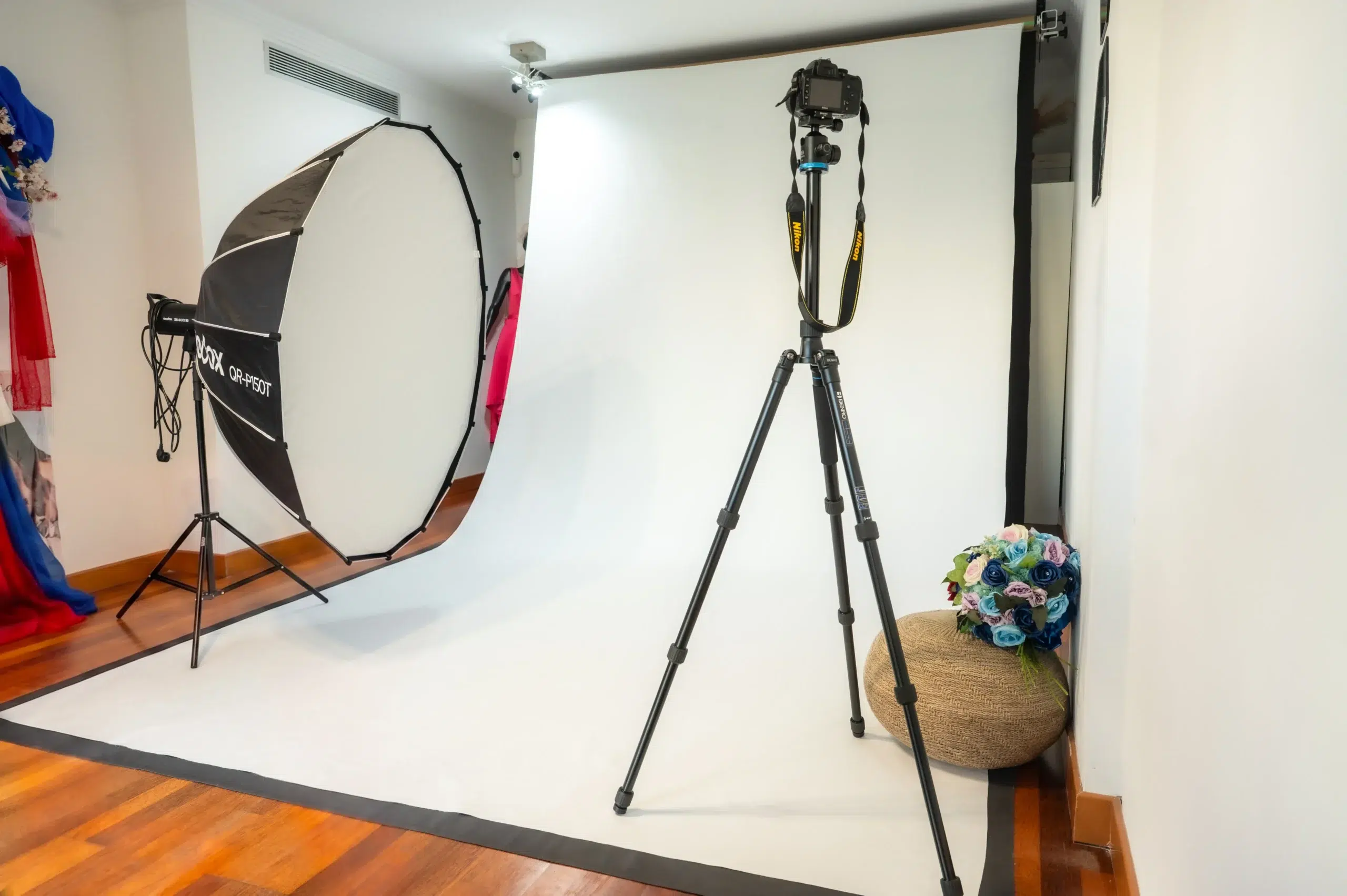 Interior del estudio fotográfico MagiArt con cámara, trípode, iluminación profesional y fondo blanco en Las Palmas de Gran Canaria.