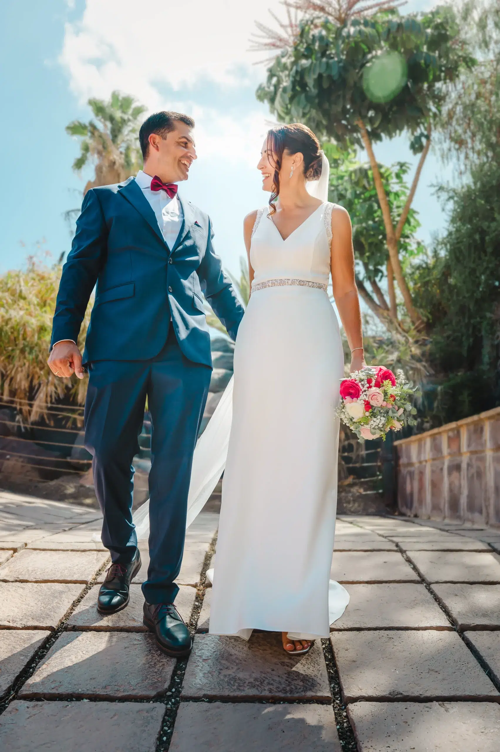 Novia con ramo y novio caminando juntos durante una boda en Las Palmas de Gran Canaria