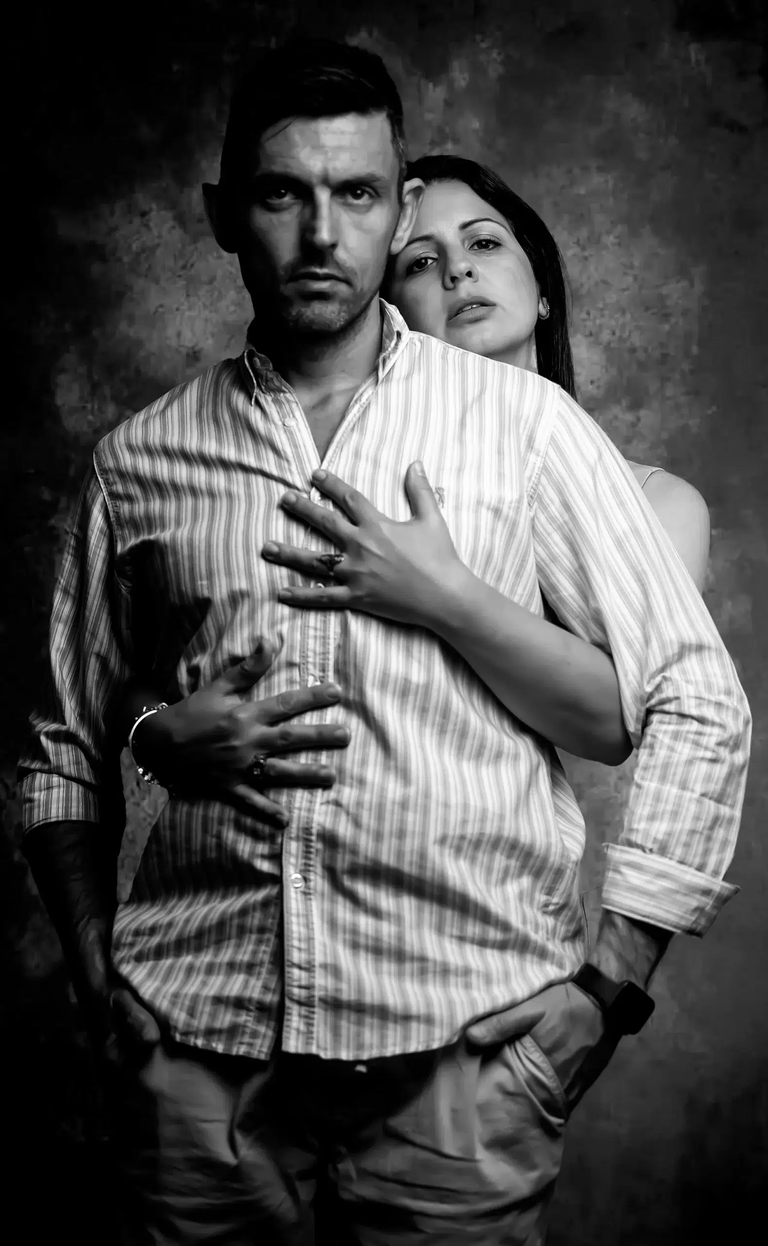 Retrato en blanco y negro de Pietro y Diana, fotógrafos del equipo MagiArt en Las Palmas de Gran Canaria.