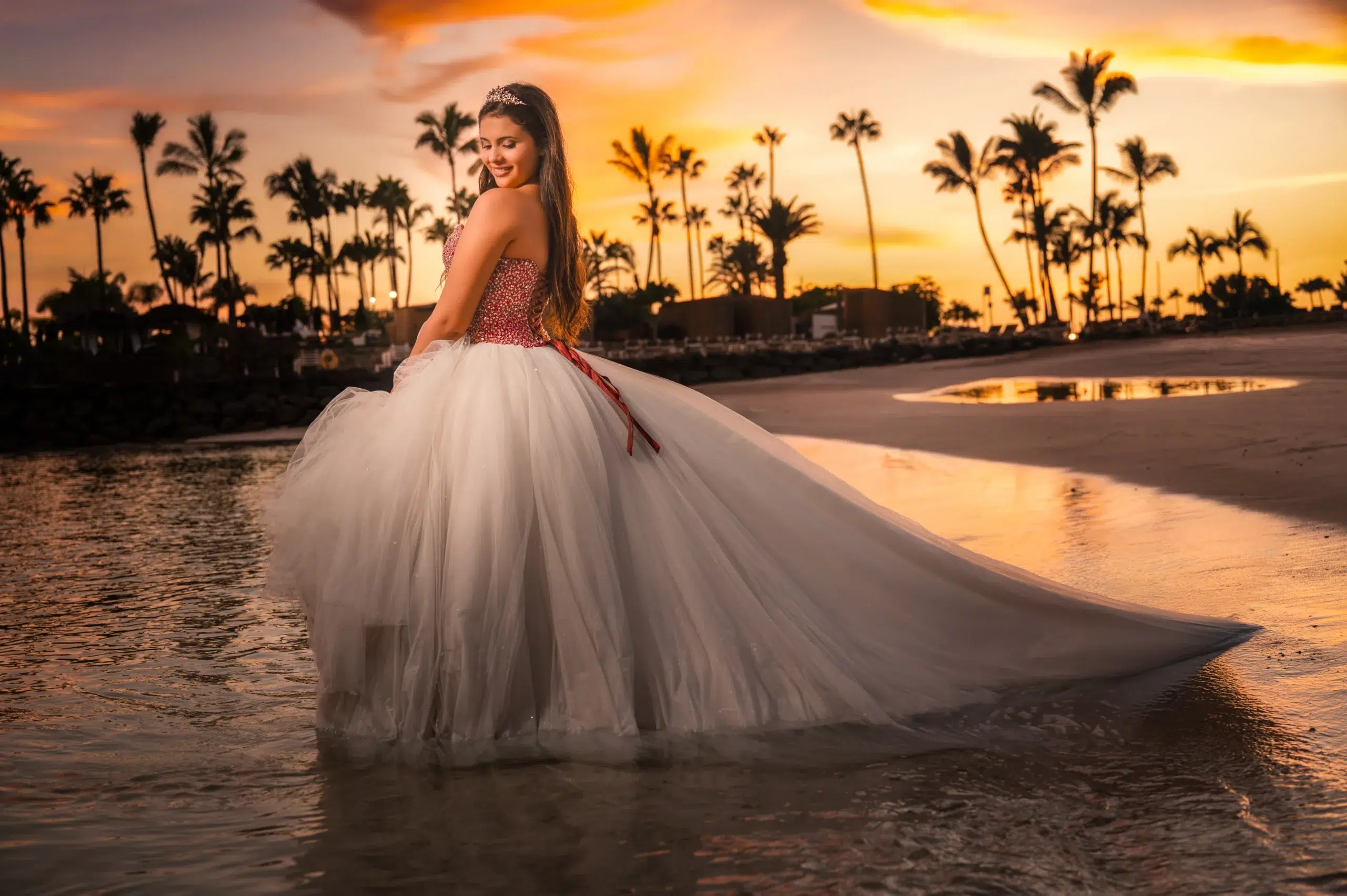 Joven con vestido de quince años posando en una playa de Gran Canaria al atardecer