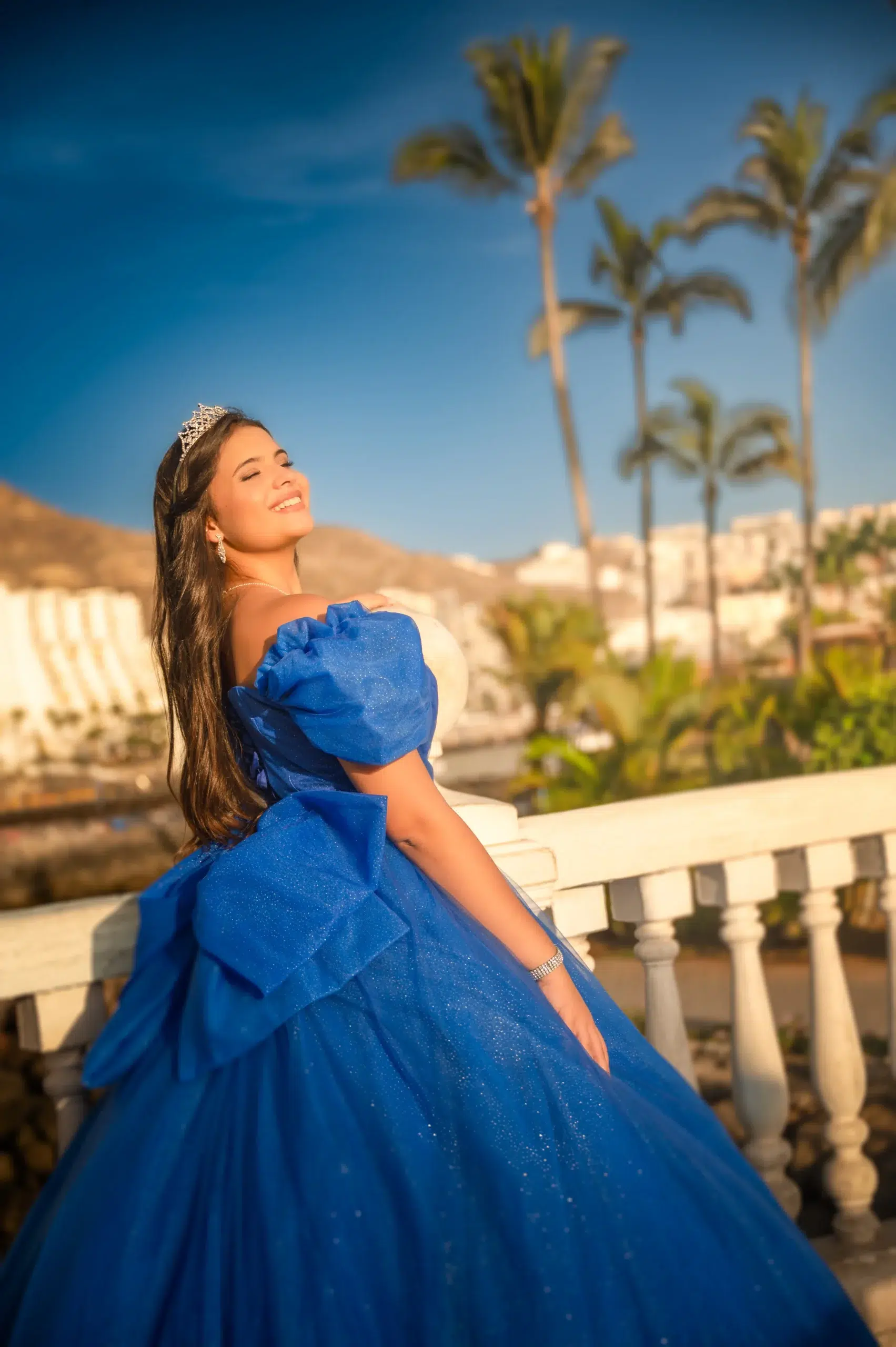 Joven con corona y vestido azul durante una sesión de quince años en Gran Canaria